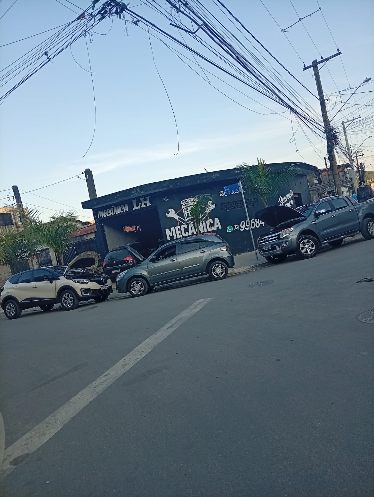 Fachada da Mecânica LH com veículos em atendimento